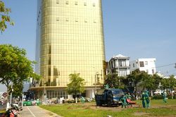 Chủ cao ốc 'dát vàng' xin thí điểm chống phản quang để tránh chói lóa