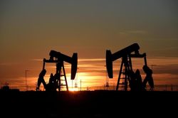 Saudi Arabia giảm thêm sản lượng, giá dầu thế giới đi lên phiên 12/5