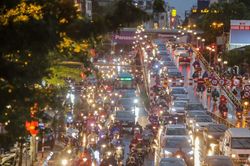Hà Nội mưa dông cuối chiều khiến nhiều tuyến đường tắc cứng, người dân vật vã dầm mưa về nhà