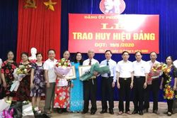 Thành phố Lào Cai: 29 đảng viên được trao Huy hiệu Đảng đợt 19/5