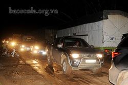 Mưa lớn cuốn trôi đất, đá gây ách tắc giao thông trên quốc lộ 6