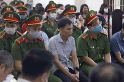 Vụ gian lận điểm thi ở Hòa Bình: Bị cáo nói nhận 300 triệu đồng, phụ huynh bảo không đưa