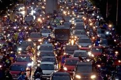 Mưa to, đường 'không lối thoát', dân Hà Nội xếp hàng chôn chân trong biển nước