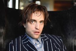 Robert Pattinson trông như gã say rượu, tự chụp ảnh cho tạp chí