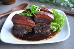 Cách kho thịt ba chỉ với sữa dừa đậm đà, có màu đẹp
