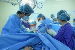 Đau bụng dữ dội bất thường, bé gái 12 tuổi phải phẫu thuật dị tật âm đạo