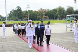 Cán bộ, đảng viên Báo Kinh tế & Đô thị viếng Lăng Chủ tịch Hồ Chí Minh