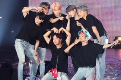 'Tan chảy' trước những khoảnh khắc BTS yêu thương nhau như một gia đình
