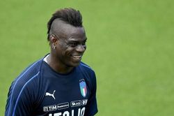 Balotelli hài hước trải lòng về việc cách li: 'Tôi phải ăn cả bìa các-tông, gặm tường để sống'