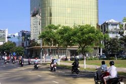 Đà Nẵng: Kiểm tra, xử lý hai tòa nhà lắp kính vàng gây chói