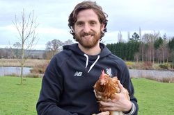 Joe Allen: Ngôi sao xứ Wales mang gà lên tạp chí