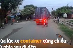 Thót tim xe máy suýt đâm vào container