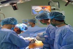Liên tiếp phẫu thuật thay khớp háng cho 2 bệnh nhân cao tuổi tim đập rất chậm