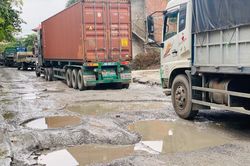 Hà Nội: Xe container trốn trạm thu phí QL5 cày nát đường phố Keo