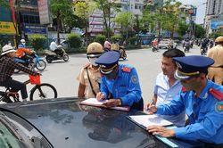 Ra quân xử phạt loạt taxi 'biến hóa' biển số, đón khách sai quy định ở Hà Nội