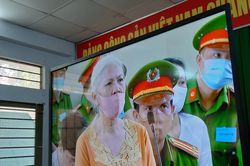 Phạt tù 3 người mang quan tài 'diễu phố'