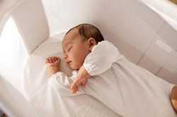 Lấy máu gót chân - xét nghiệm sàng lọc sơ sinh nên làm