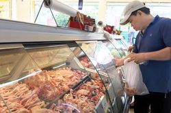 Từ trại ra chợ, giá thịt gà tăng gấp ba bốn lần