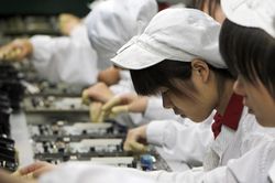 Apple thúc giục đối tác TQ lắp ráp iPhone cạnh tranh với Foxconn