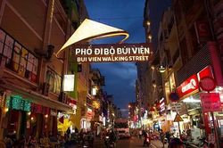 Phố đi bộ Bùi Viện 'sống' lại: Khách Tây tươi rói, hàng quán than bán chậm