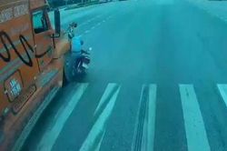 Sang đường 'vô thức', xe máy suýt bị container nghiền nát