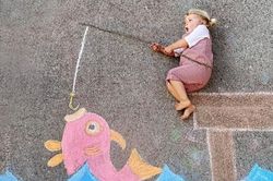 Người mẹ dùng phấn màu tạo ra những cuộc phiêu lưu tuyệt đẹp cho con