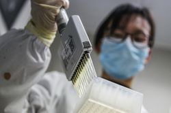 Nhiều nước yêu cầu miễn phí vắcxin chống COVID-19 cho mọi người