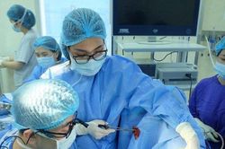 Phẫu thuật thành công cho bé gái 12 tuổi mắc dị tật màng trinh không thủng