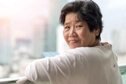 Nhìn con ngồi trước màn hình máy tính quên ăn quên ngủ mà vợ chồng tôi hối hận tột cùng
