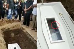 Quay lại cảnh hạ huyệt, người thân kinh hãi khi phát hiện điều lạ lùng bên trong quan tài