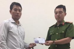 Người đàn ông nhặt được 15,5 triệu đồng, mang ngay đến cơ quan Công an tìm 'khổ chủ'