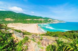 Núi, biển giao hòa tạo cảnh đẹp nổi tiếng Phú Yên