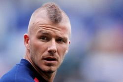 Beckham chia sẻ về kiểu tóc đáng xấu hổ