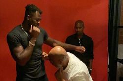 Mike Tyson chỉ kỹ năng cho ngôi sao UFC