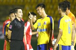 'Tiền đạo không bằng... tiền mặt'