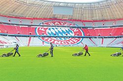Thánh địa Allianz Arena của Bayern Munich 'thay áo' trước ngày Bundesliga khởi tranh