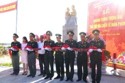Khánh thành tượng đài 'Bác Hồ với chiến sĩ Biên phòng' tại Thừa Thiên Huế