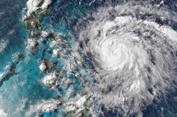 Philippine: Vừa chống bão vừa chống COVID-19, người sơ tán phải đeo khẩu trang