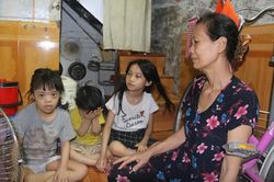 Bé gái 10 tuổi giữa Thủ đô chưa một ngày được đến trường