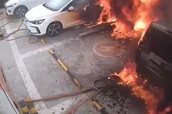 Ôtô điện đang sạc bất ngờ bốc cháy dữ dội