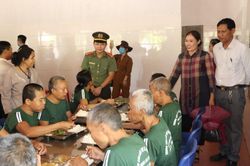 Thăm, tặng quà tại Trung tâm Bảo trợ xã hội tỉnh
