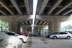 Thiếu bãi đỗ, Hà Nội tạm trông giữ xe dưới gầm cầu