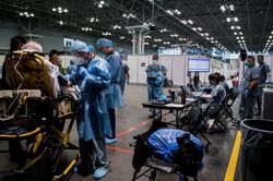 Số ca nhiễm ở Mỹ có thể tăng gấp đôi, New York gia hạn phong tỏa
