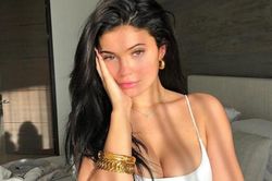 Kylie Jenner nhận cơn mưa lời khen khi khoe vết rạn trên ngực