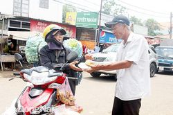 Như đóa hoa thơm ngát giữa đời