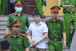 Gian lận thi ở Hòa Bình: 'Xin tòa cho bị cáo làm người chạy lại'