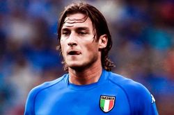 Cú đánh gót trên chấm 11 m và phẩm chất thiên tài của Totti