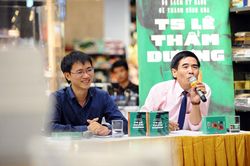 TS Lê Thẩm Dương sẽ phát hành khoảng 70 cuốn sách, có cuốn khổ to bằng nửa chiếc bàn
