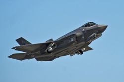 Tiêm kích tàng hình F-35 sau nhiều lần chỉnh sửa vẫn đầy lỗi, đội chi phí
