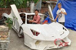 Chế 'siêu xe' bìa carton, chàng trai nổi tiếng chưa 1 lần ngắm xe thật